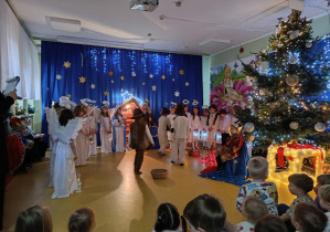 Jasełka w wykonaniu dzieci z grup: Myszki i Jaskółki.