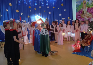 Jasełka w wykonaniu dzieci z grup: Myszki i Jaskółki.
