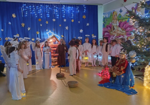 Jasełka w wykonaniu dzieci z grup: Myszki i Jaskółki.