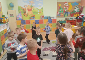 Dzieci śpiewają Filipowi urodzinową piosenkę.