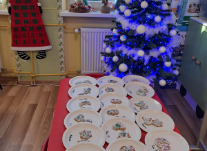 Ozdabianie świątecznych pierniczków w grupie "Elfy"