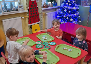 Ozdabianie świątecznych pierniczków w grupie "Elfy"