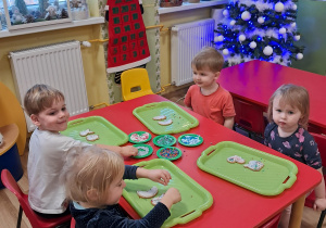 Ozdabianie świątecznych pierniczków w grupie "Elfy"