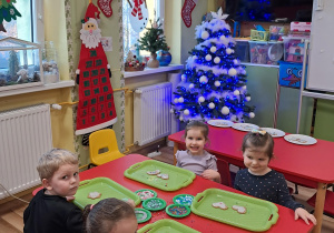 Ozdabianie świątecznych pierniczków w grupie "Elfy"