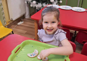 Ozdabianie świątecznych pierniczków w grupie "Elfy"