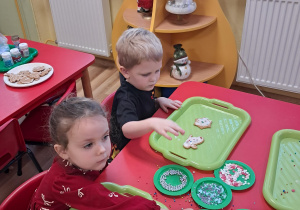 Ozdabianie świątecznych pierniczków w grupie "Elfy"