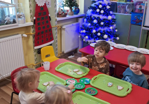 Ozdabianie świątecznych pierniczków w grupie "Elfy"