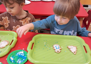 Ozdabianie świątecznych pierniczków w grupie "Elfy"