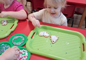 Ozdabianie świątecznych pierniczków w grupie "Elfy"