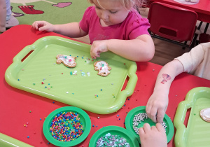 Ozdabianie świątecznych pierniczków w grupie "Elfy"