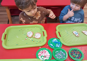 Ozdabianie świątecznych pierniczków w grupie "Elfy"