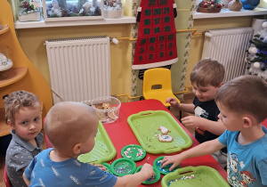 Ozdabianie świątecznych pierniczków w grupie "Elfy"