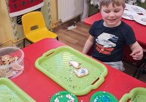 Ozdabianie świątecznych pierniczków w grupie "Elfy"