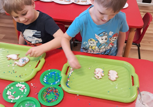 Ozdabianie świątecznych pierniczków w grupie "Elfy"