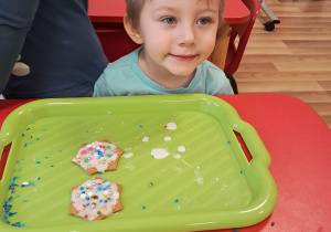 Ozdabianie świątecznych pierniczków w grupie "Elfy"