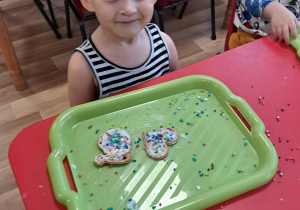 Ozdabianie świątecznych pierniczków w grupie "Elfy"