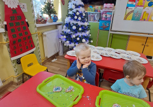 Ozdabianie świątecznych pierniczków w grupie "Elfy"