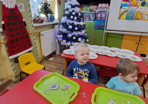 Ozdabianie świątecznych pierniczków w grupie "Elfy"