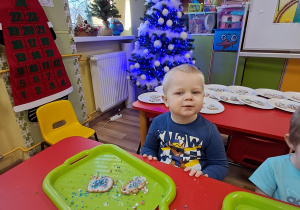 Ozdabianie świątecznych pierniczków w grupie "Elfy"