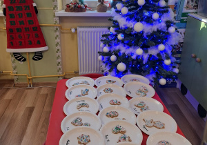 Ozdabianie świątecznych pierniczków w grupie "Elfy"