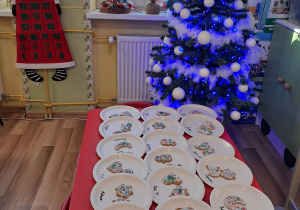 Ozdabianie świątecznych pierniczków w grupie "Elfy"