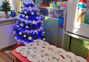 Ozdabianie świątecznych pierniczków w grupie "Elfy"