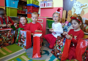 Dzieci z prezentami