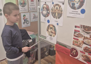 Dzieci poznają tradycje i symbole Bożego Narodzenia.