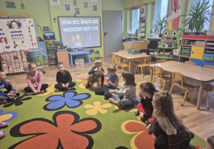 Zabawa z dzwoneczkiem przy kolędzie "Cicha noc".