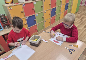 Dzieci układają puzzle.