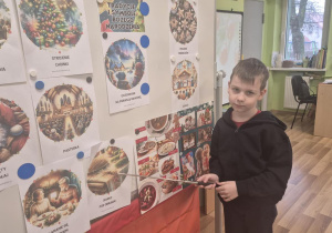 Dzieci poznają tradycje i symbole Bożego Narodzenia.