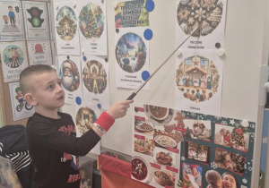 Dzieci poznają tradycje i symbole Bożego Narodzenia.