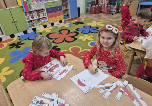 Dzieci układają puzzle.