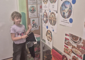 Dzieci poznają tradycje i symbole Bożego Narodzenia.