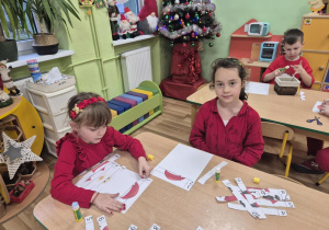 Dzieci układają puzzle.