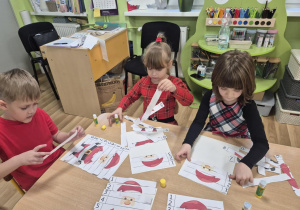 Dzieci układają puzzle.