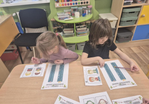 Dzieci wyszukują nazwy zakodowanych prezentów.