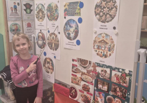 Dzieci poznają tradycje i symbole Bożego Narodzenia.