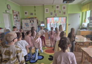 Zabawa rytmiczno- ruchowa .