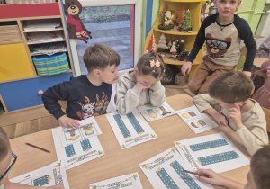 Dzieci wyszukują nazwy zakodowanych prezentów.