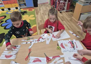 Dzieci układają puzzle.