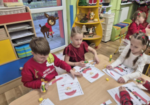 Dzieci układają puzzle.