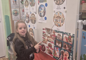 Dzieci poznają tradycje i symbole Bożego Narodzenia.