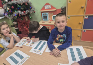 Dzieci wyszukują nazwy zakodowanych prezentów.