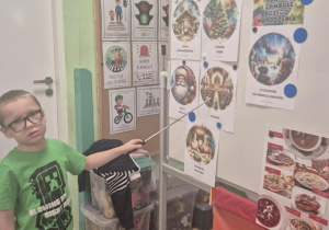 Dzieci poznają tradycje i symbole Bożego Narodzenia.