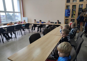 Dzieci oglądają teatrzyk Kamishibai "Prezenty Świętego Mikołaja"