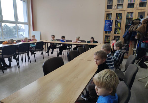 Dzieci oglądają teatrzyk Kamishibai "Prezenty Świętego Mikołaja"