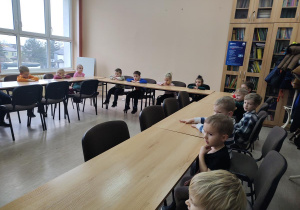 Dzieci oglądają teatrzyk Kamishibai "Prezenty Świętego Mikołaja"