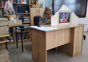 Dzieci oglądają teatrzyk Kamishibai "Prezenty Świętego Mikołaja"
