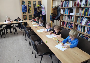 Dzieci wykonują świąteczną bombkę